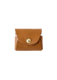 Small leather pouch with button closure - minimalist leather pouch with brass button, ideal for storing small items or AirPods.